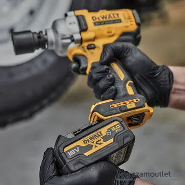 DEWALT DCF891N Akkus szénkefementes ütvecsavarozó 18V (akku és töltő nélkül)
