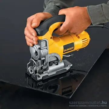 DEWALT DW331K Szúrófűrész (701W/130mm)