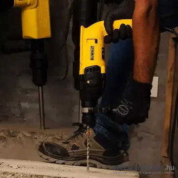 DEWALT D25133K-QS Fúró-vésőkalapács kofferben (800W/2,6J)