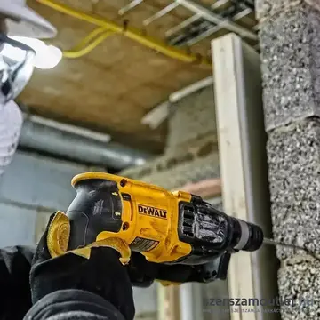 DEWALT D25133K-QS Fúró-vésőkalapács kofferben (800W/2,6J)