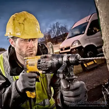 DEWALT D25144K Fúró-vésőkalapács cseretokmánnyal kofferben (900W/3J)