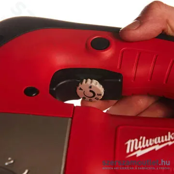 MILWAUKEE JSPE 135 TX Szúrófűrész kofferben (750W/135mm) (4933381230)